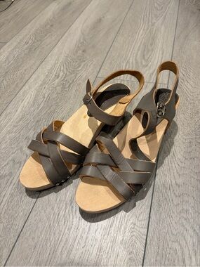 Classic Gray Leather Cross-Strap Women's Sandals